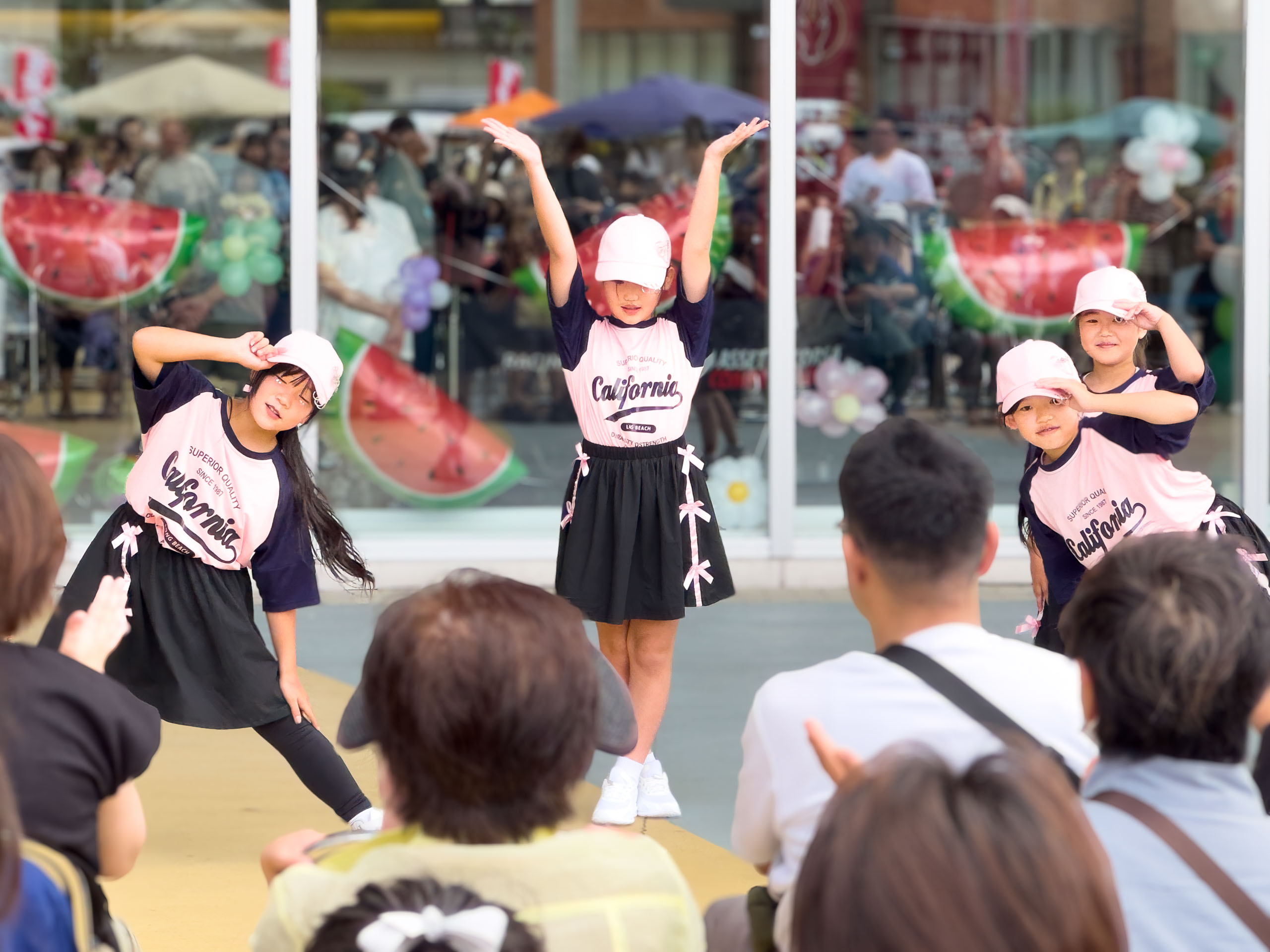 そろいの衣装で踊るキッズダンス