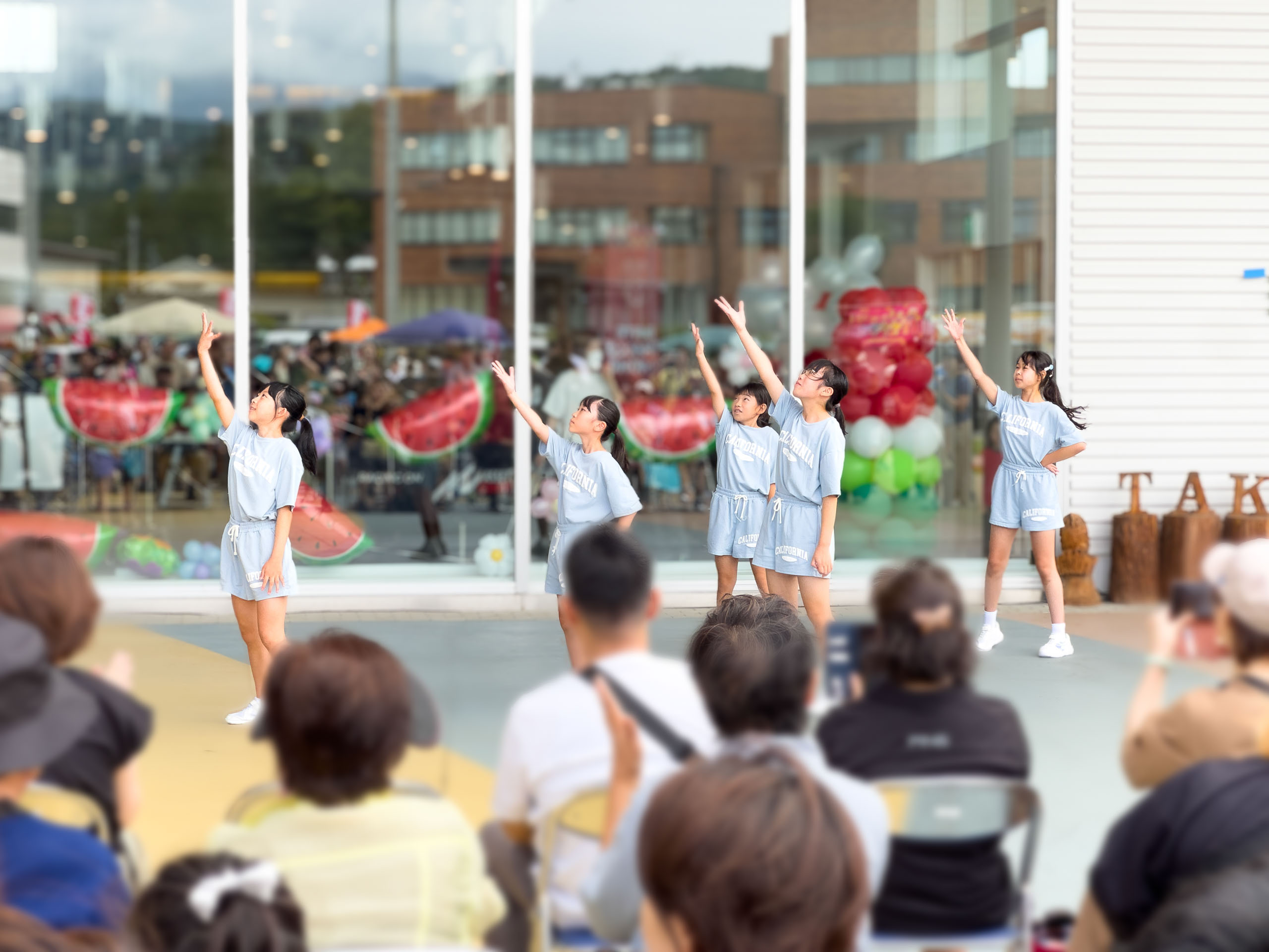 水色の衣装で踊るキッズダンス