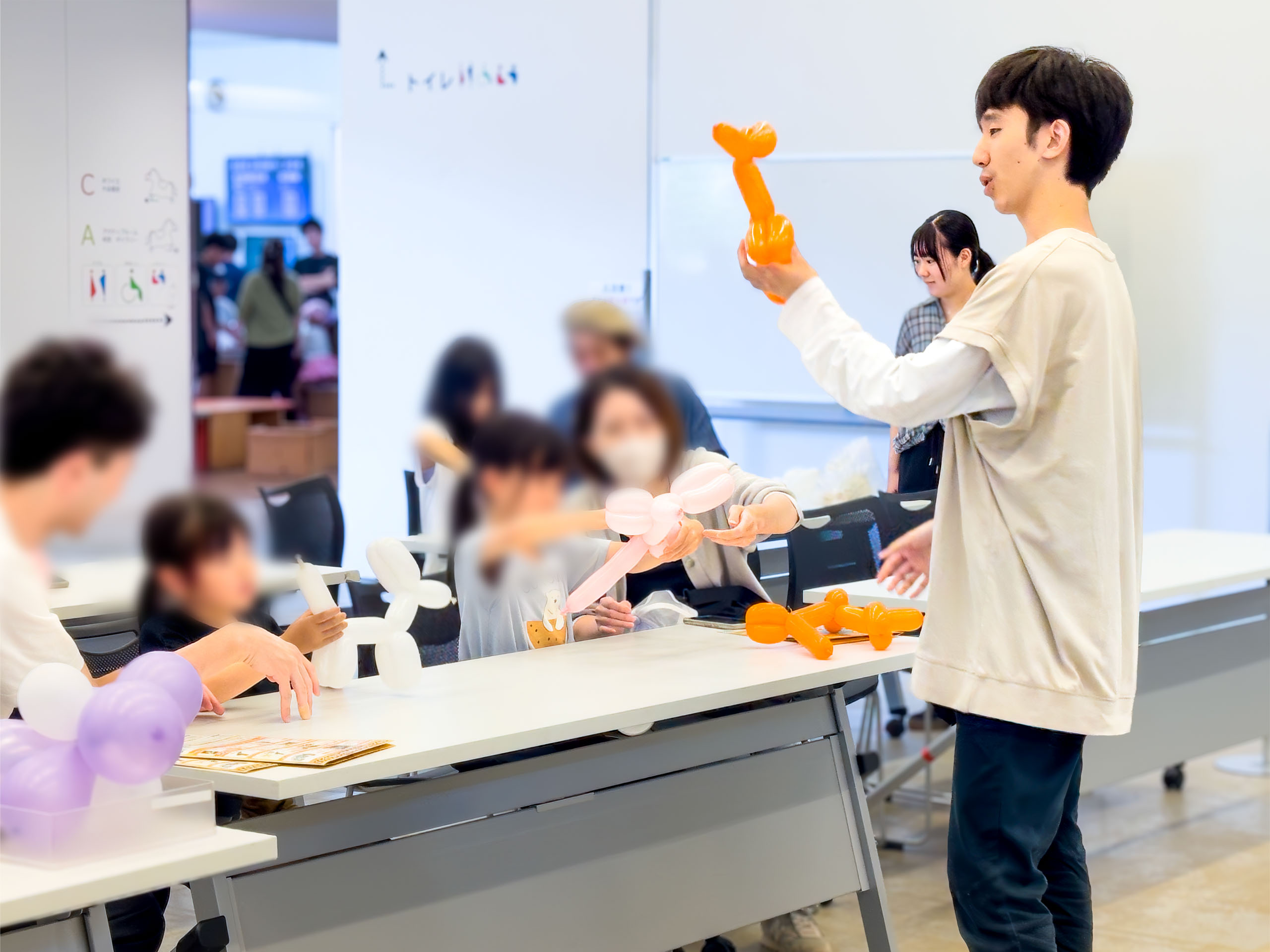 おやこバルーン教室でバルーンアートをつくる様子