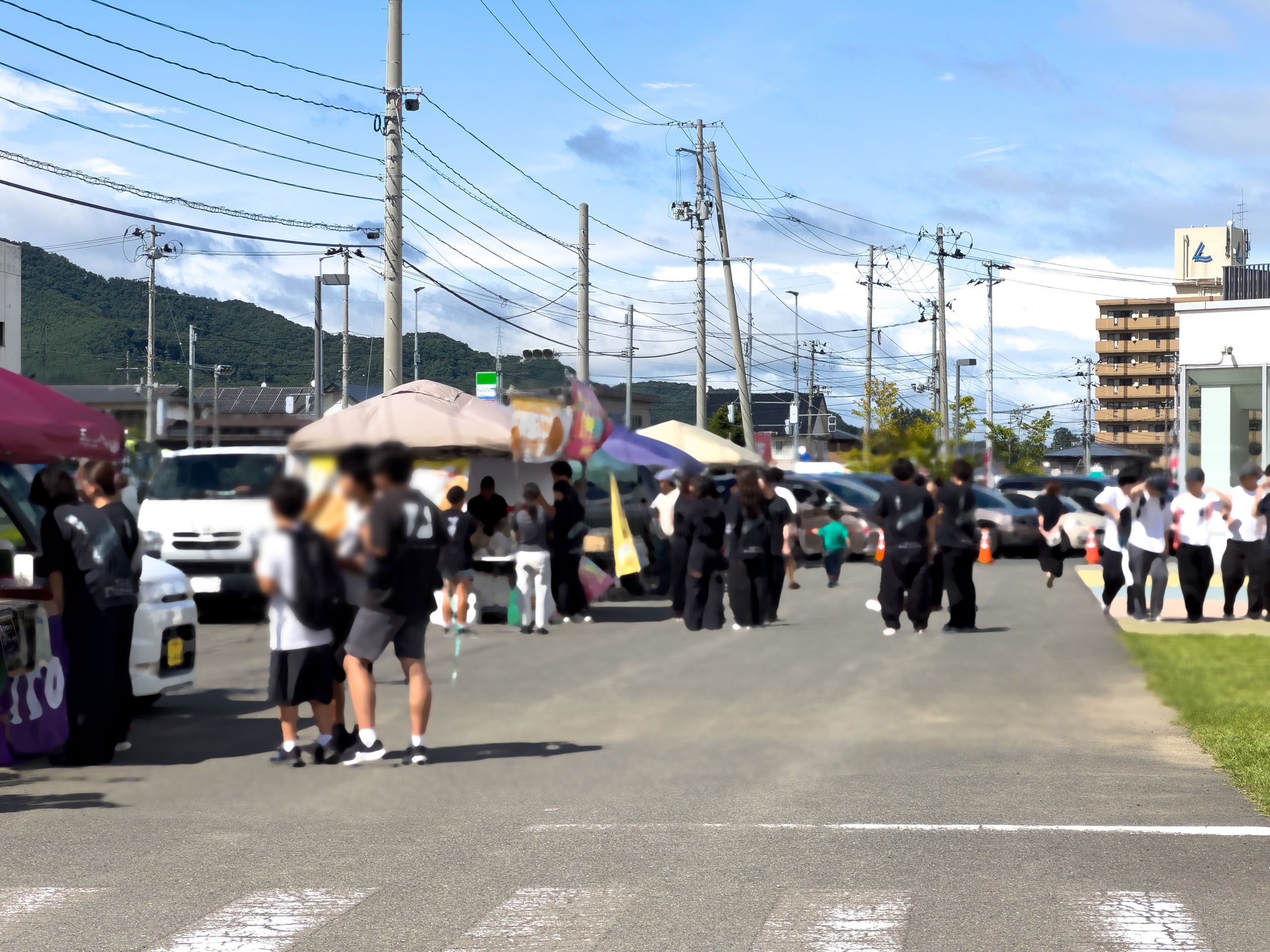 通りに沿って並んだ飲食ブース