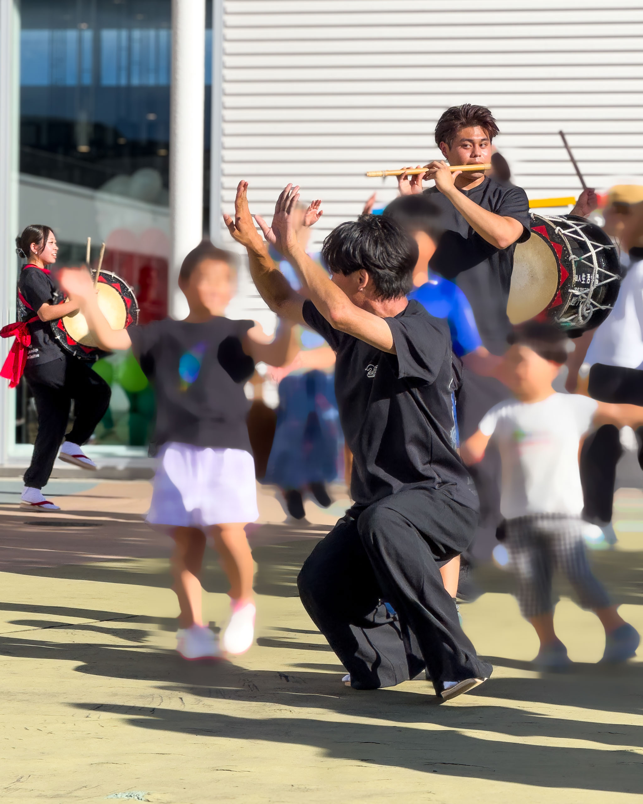 笛と太鼓に合わせて踊る参加者