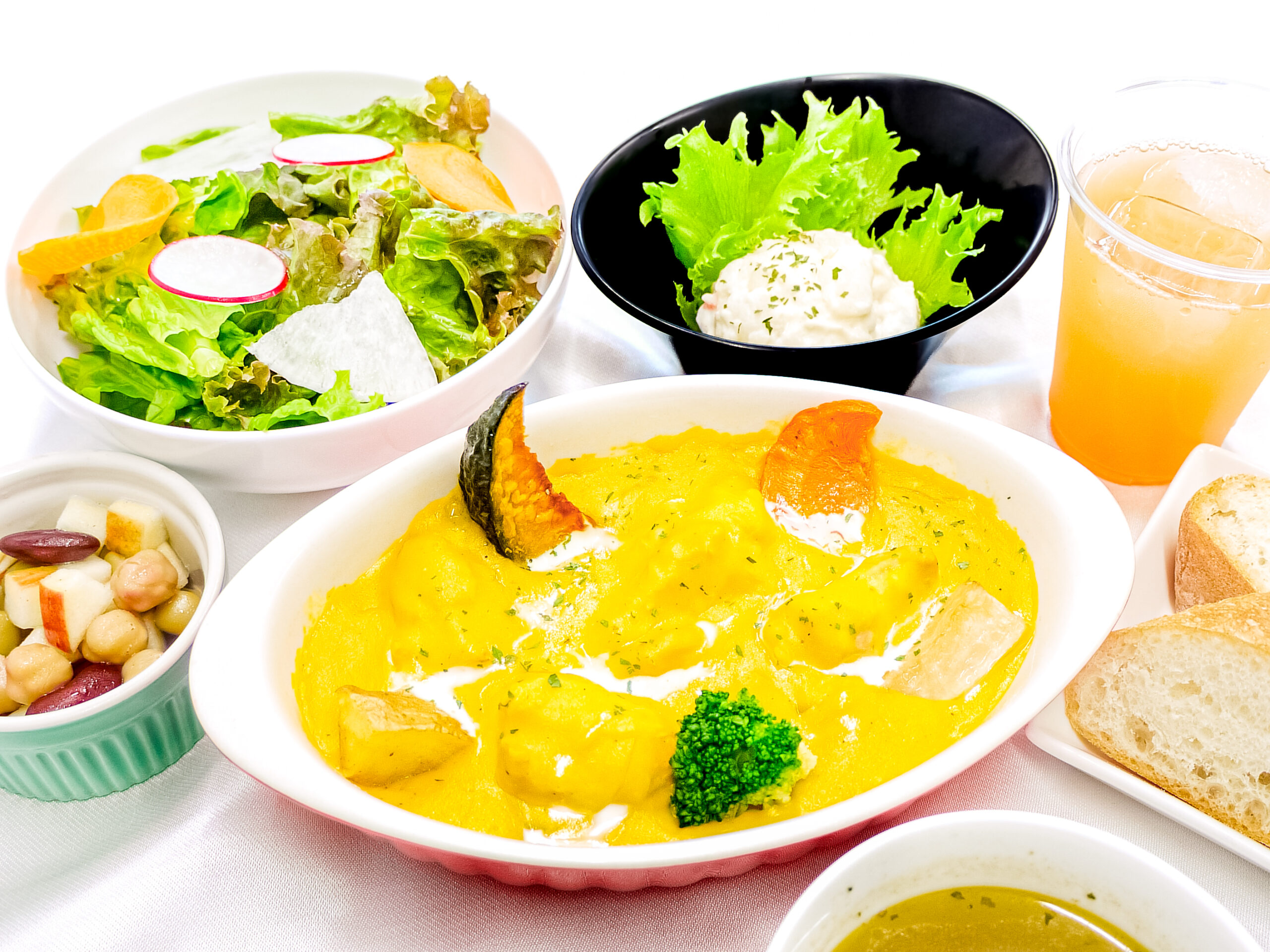 かぼちゃで煮込んだチキンのクリームシチュー・季節のサラダ・本日のデリ