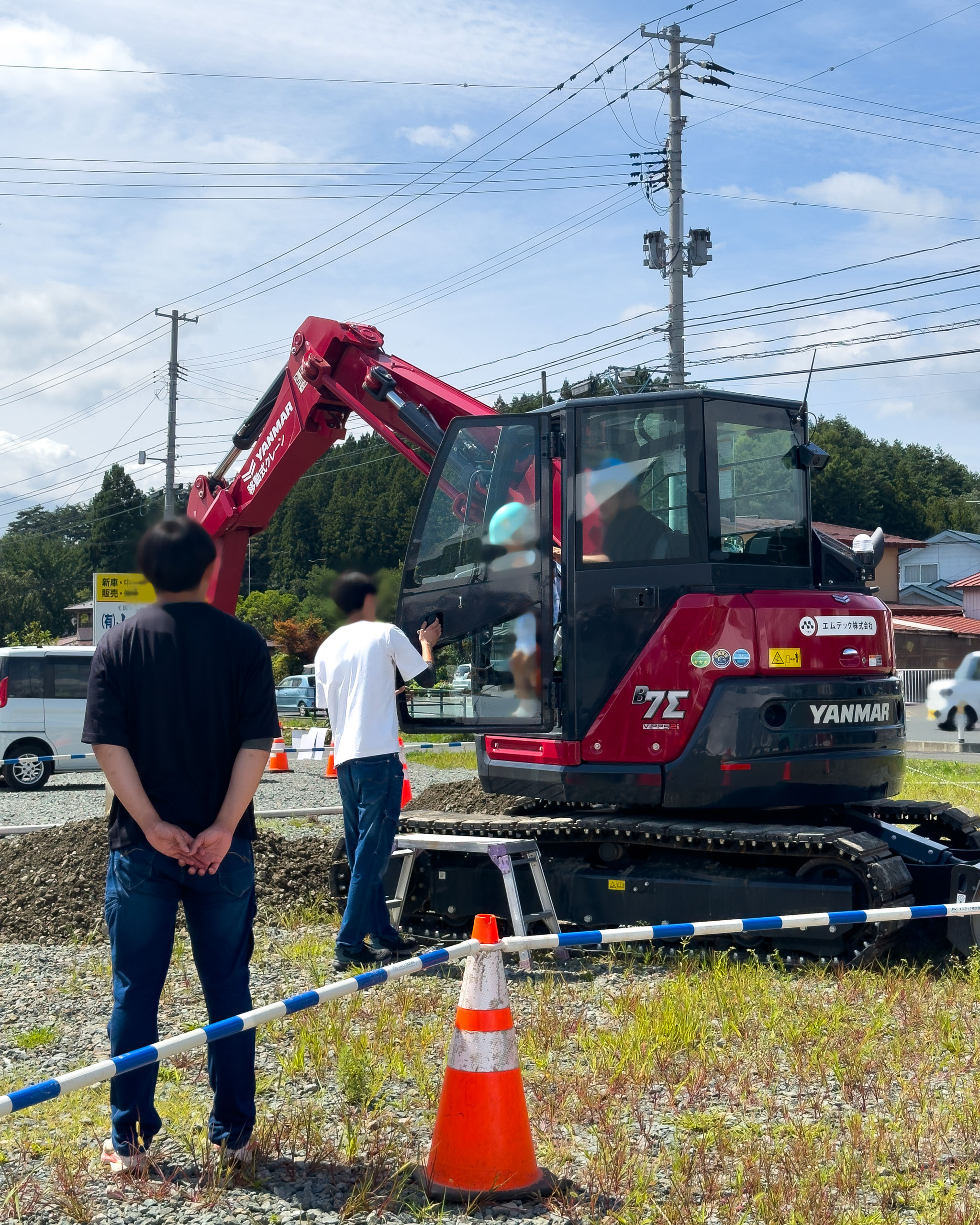 重機の運転席に座る子ども