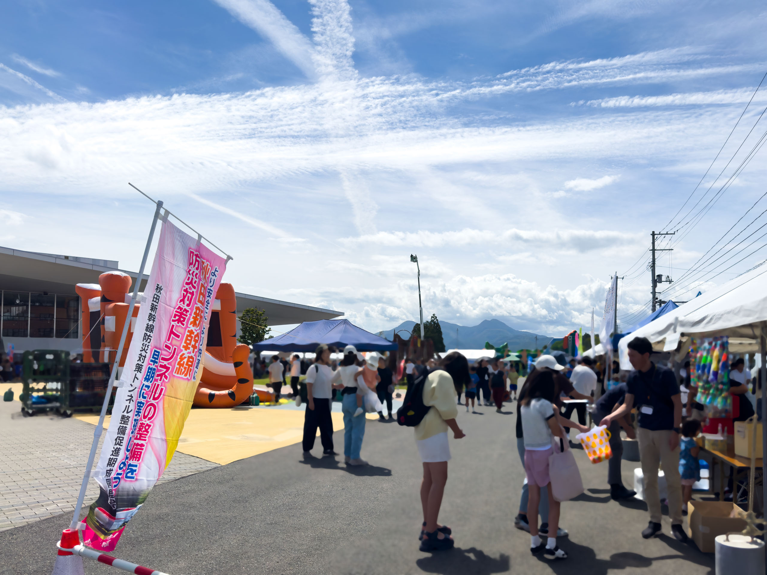 晴天の滝祭会場に並ぶブース