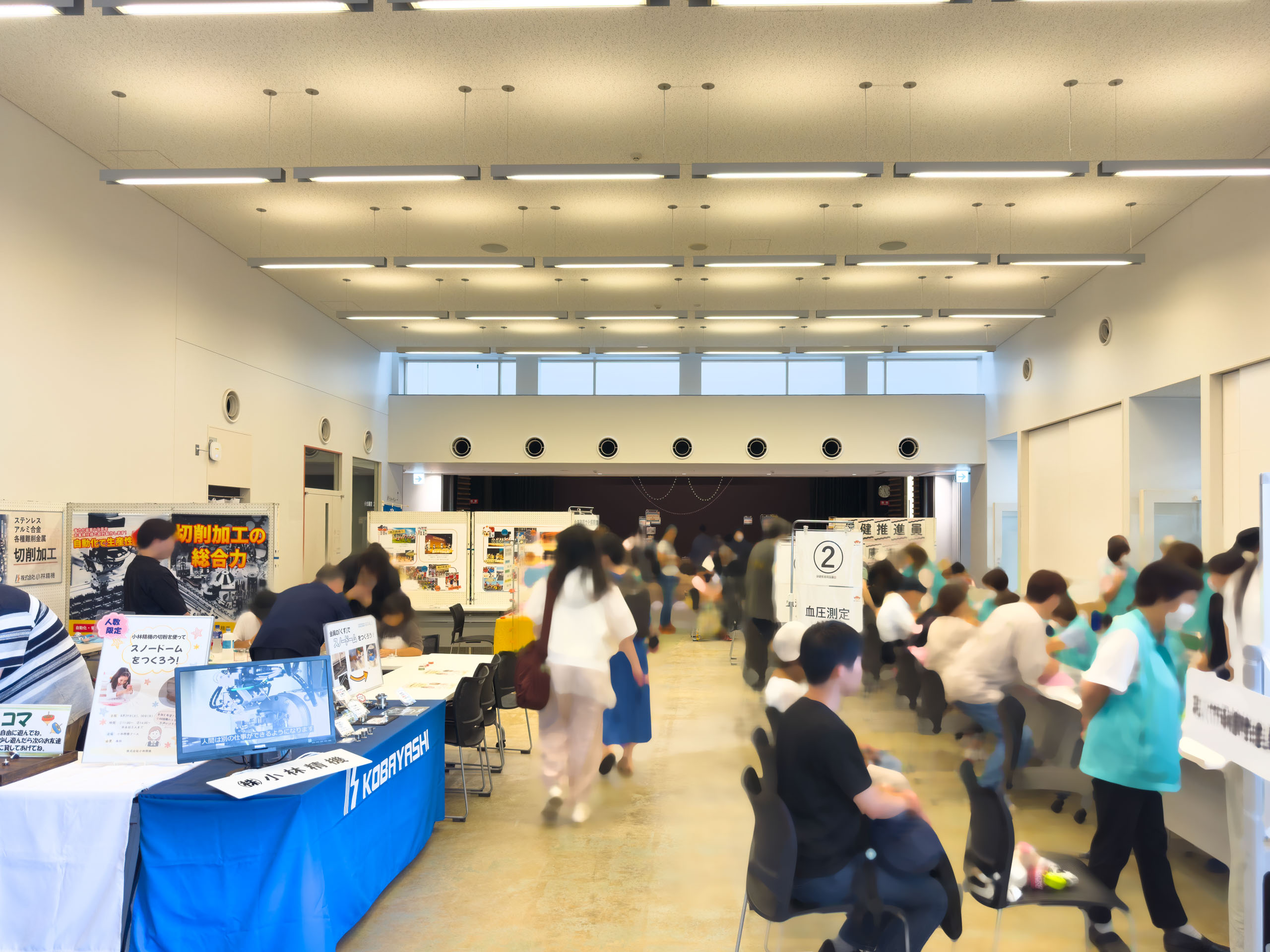 館内に並んだ企業ブース
