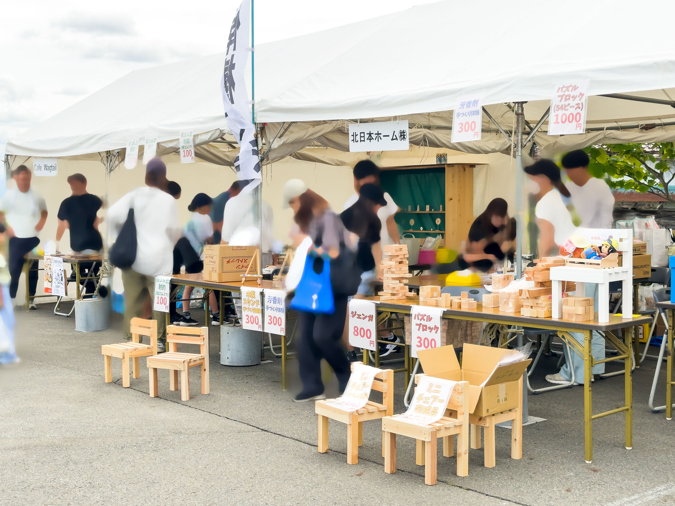 木工品が並ぶ販売ブース