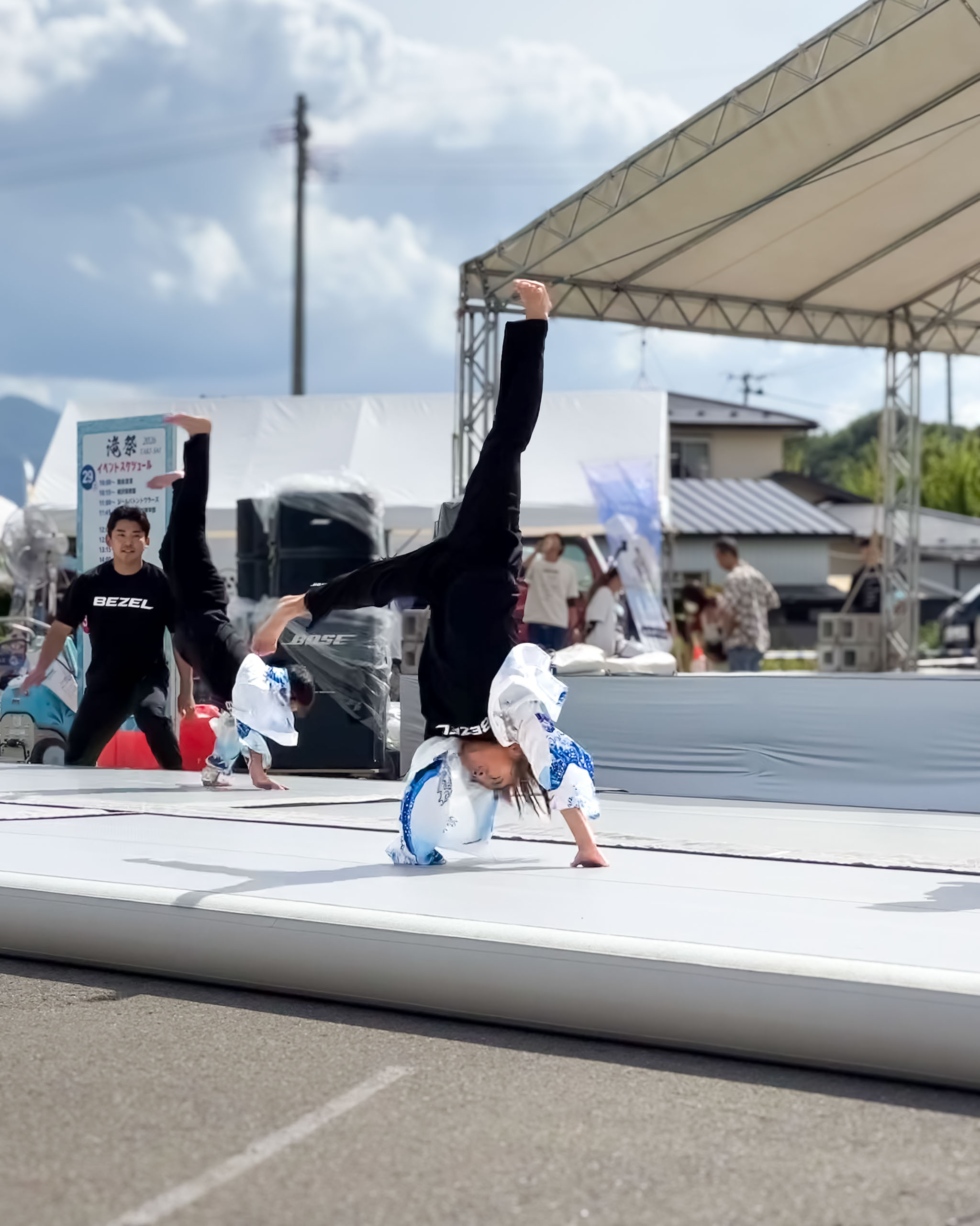 ステージで逆立ちの技を決めるダンサー