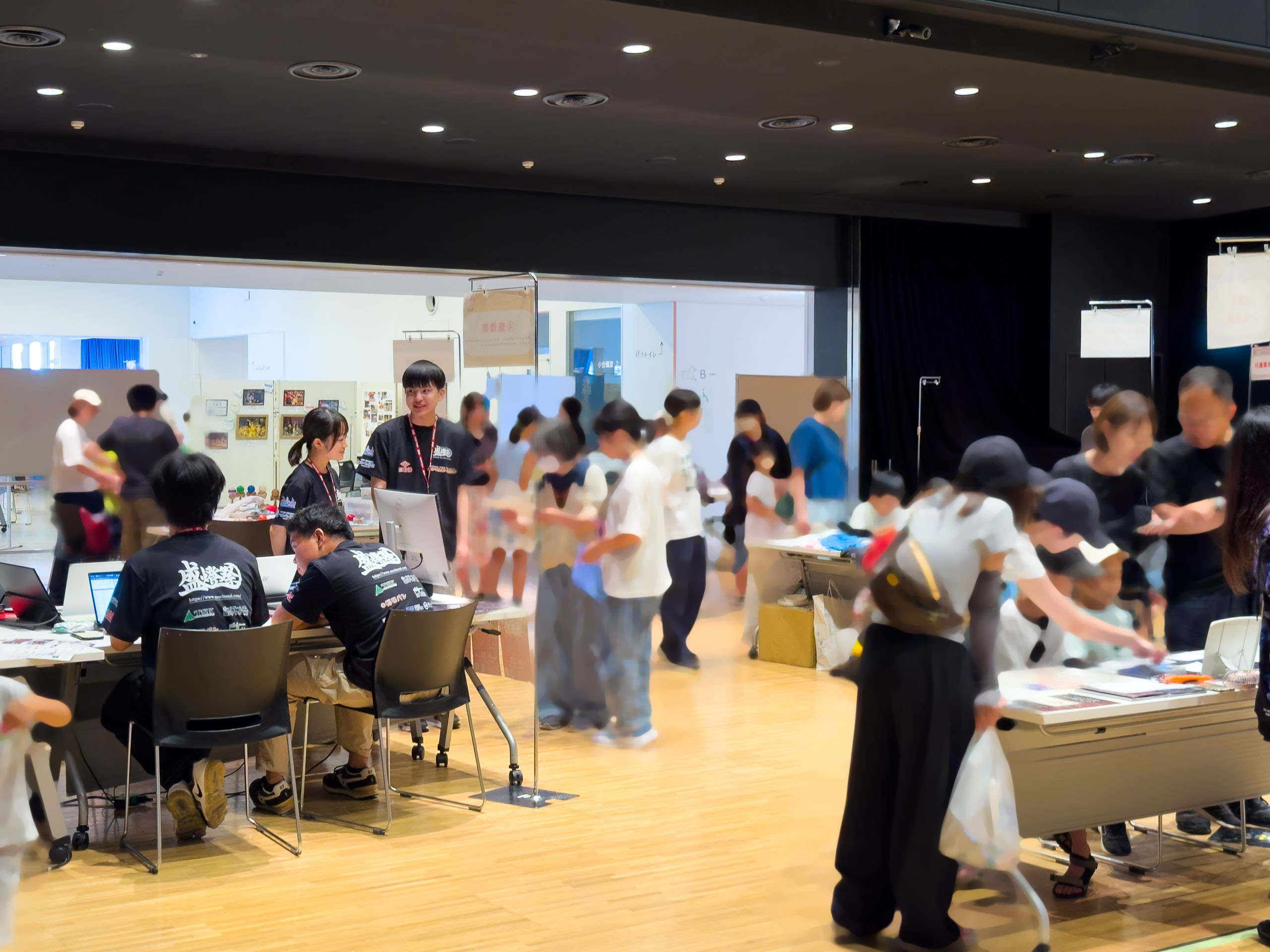 学生が運営するブースのにぎわい