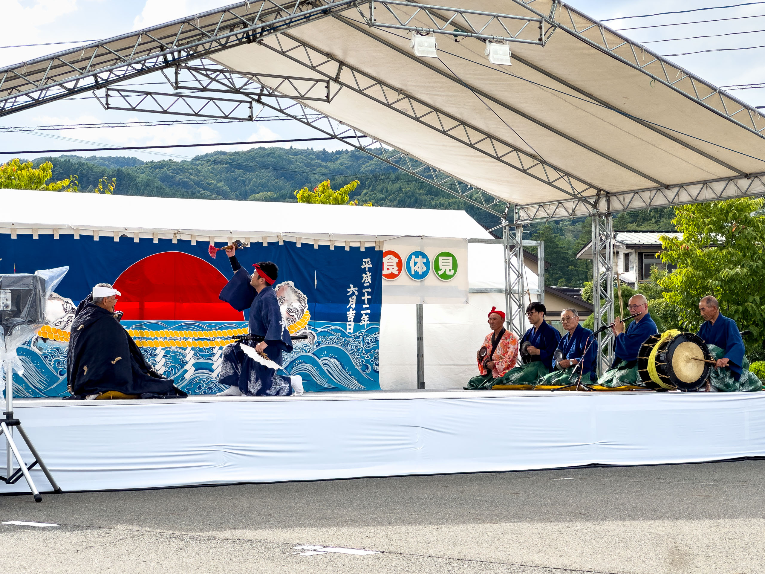 神楽の舞と太鼓の演奏