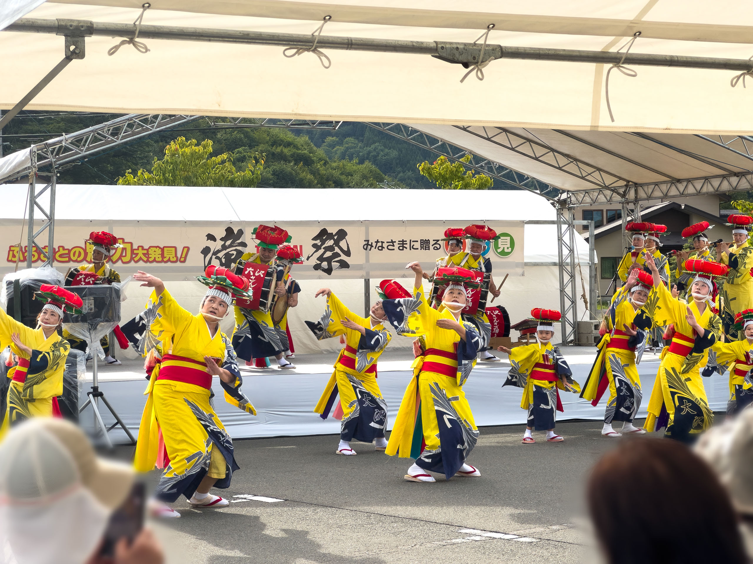 そろいの衣装で踊るさんさ踊り