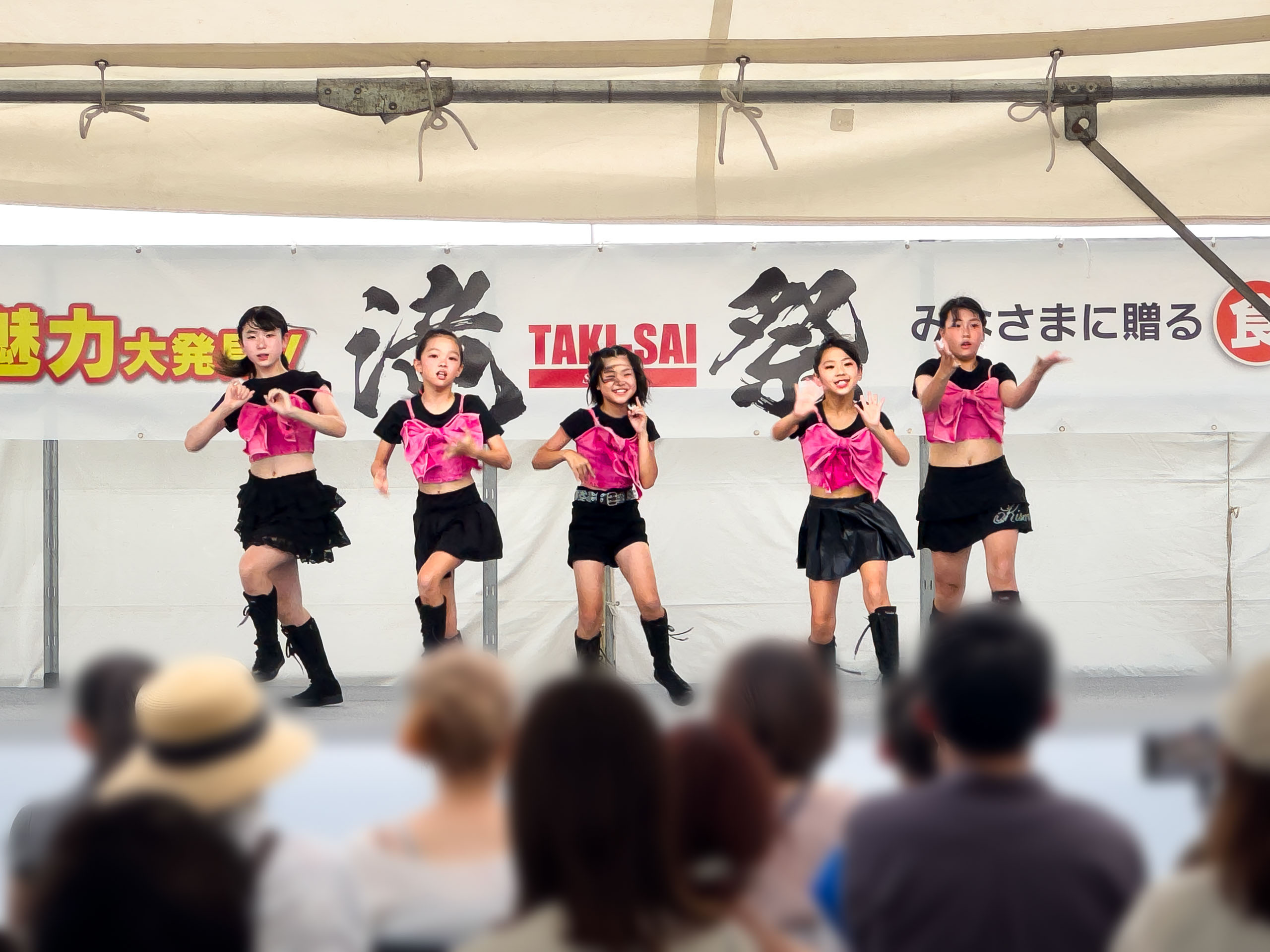 そろいの衣装で踊るキッズダンス