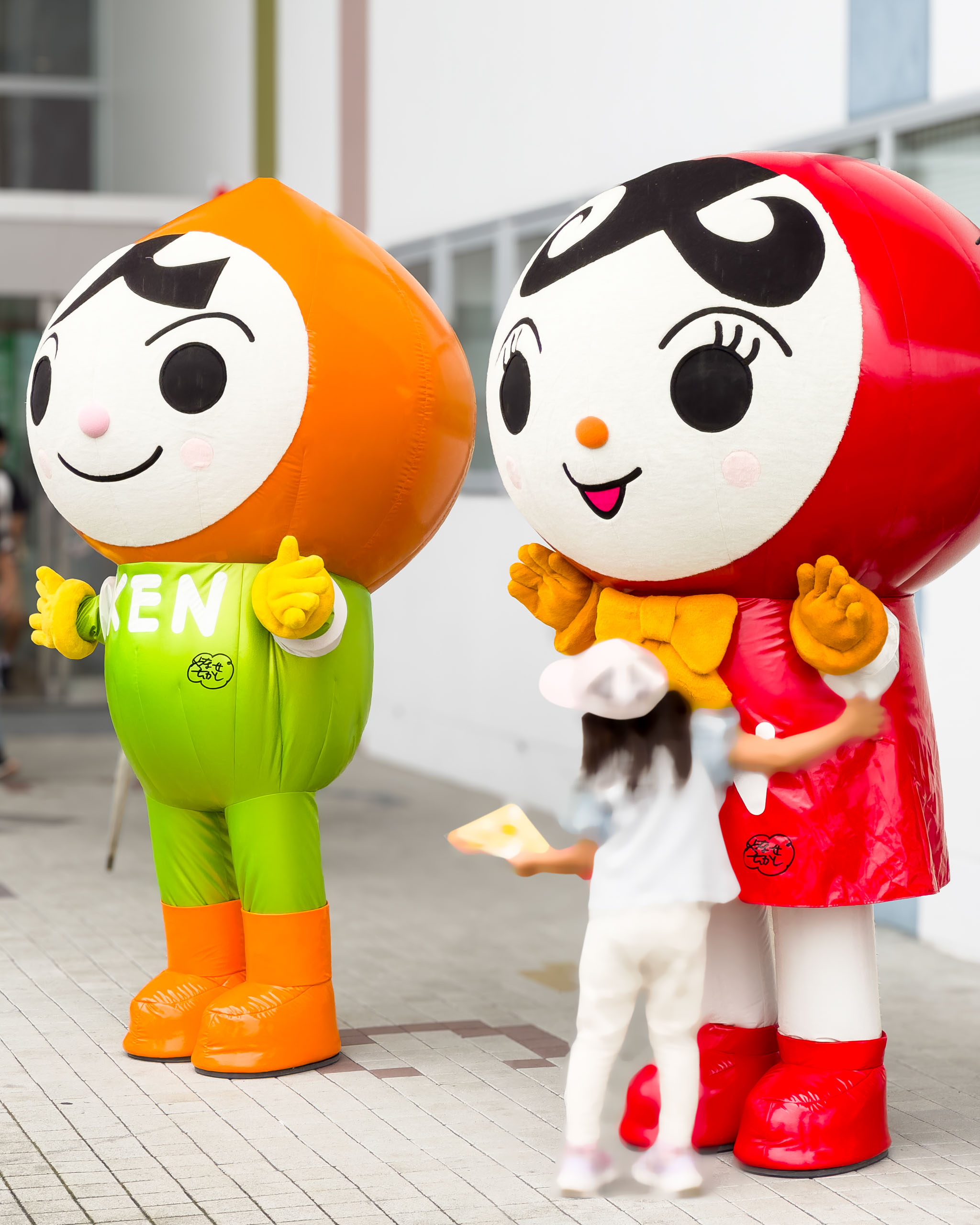 来場者と交流するマスコットキャラクター