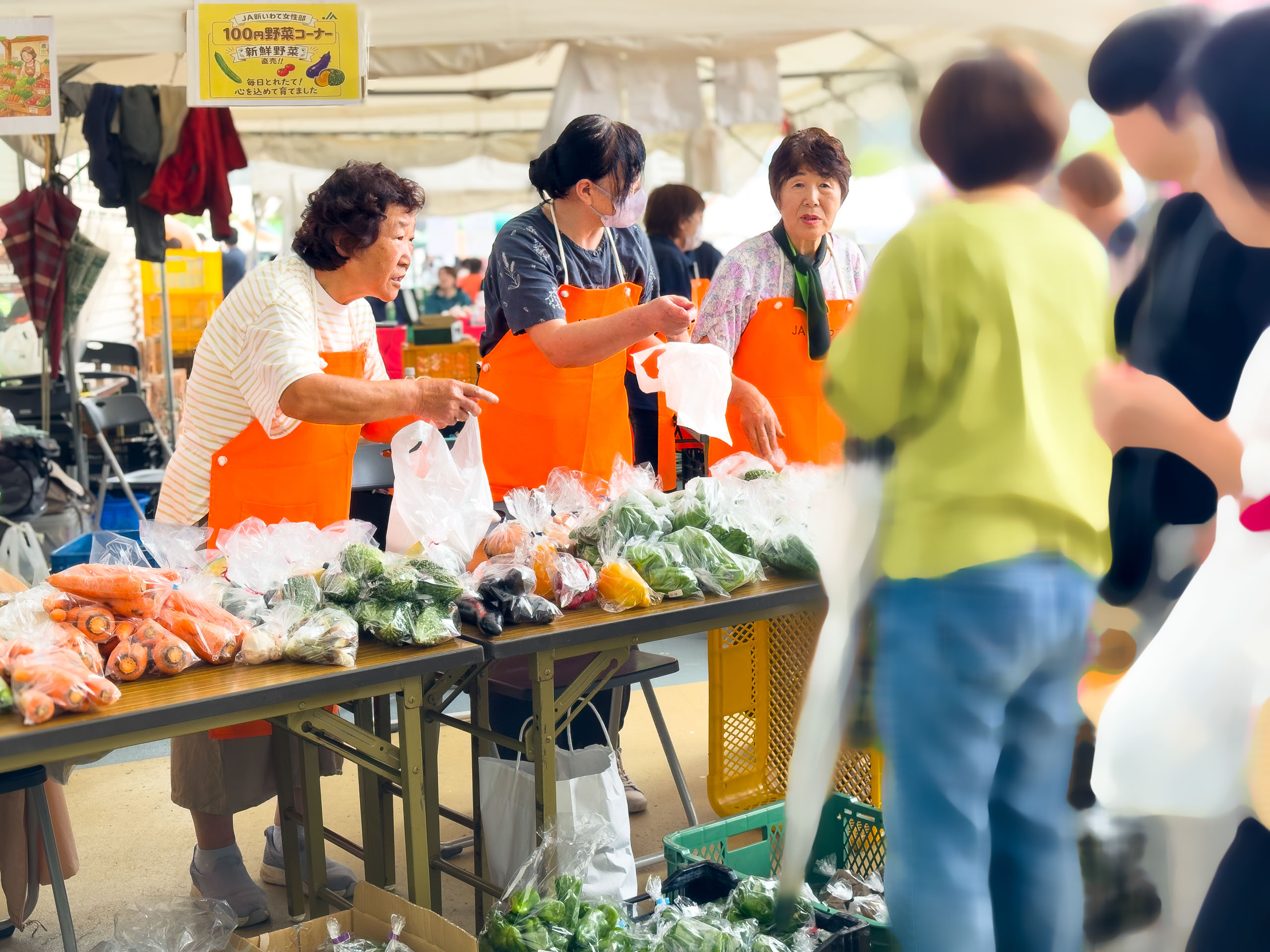 野菜を袋詰めして販売する様子