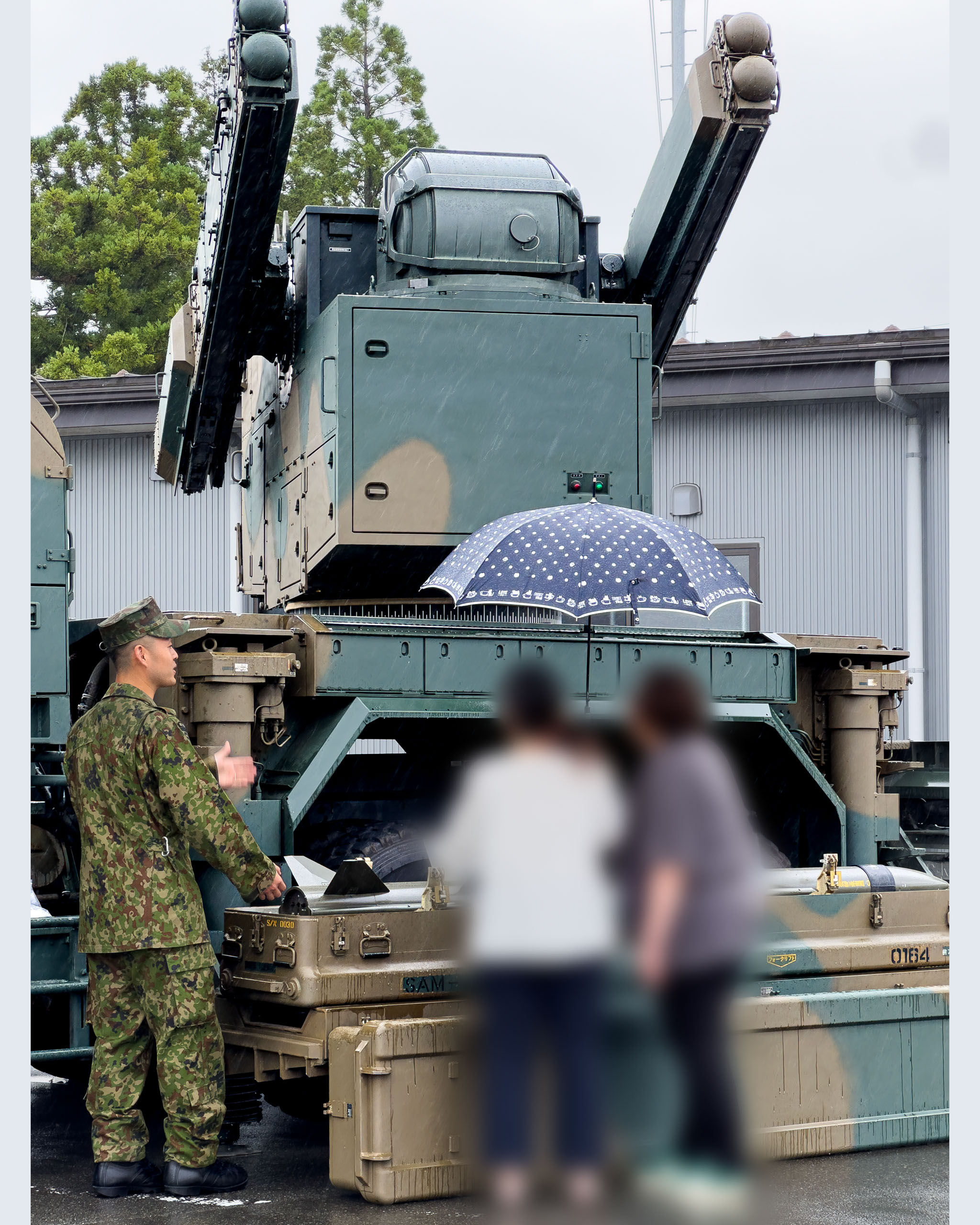 自衛隊車両を間近で見学する親子