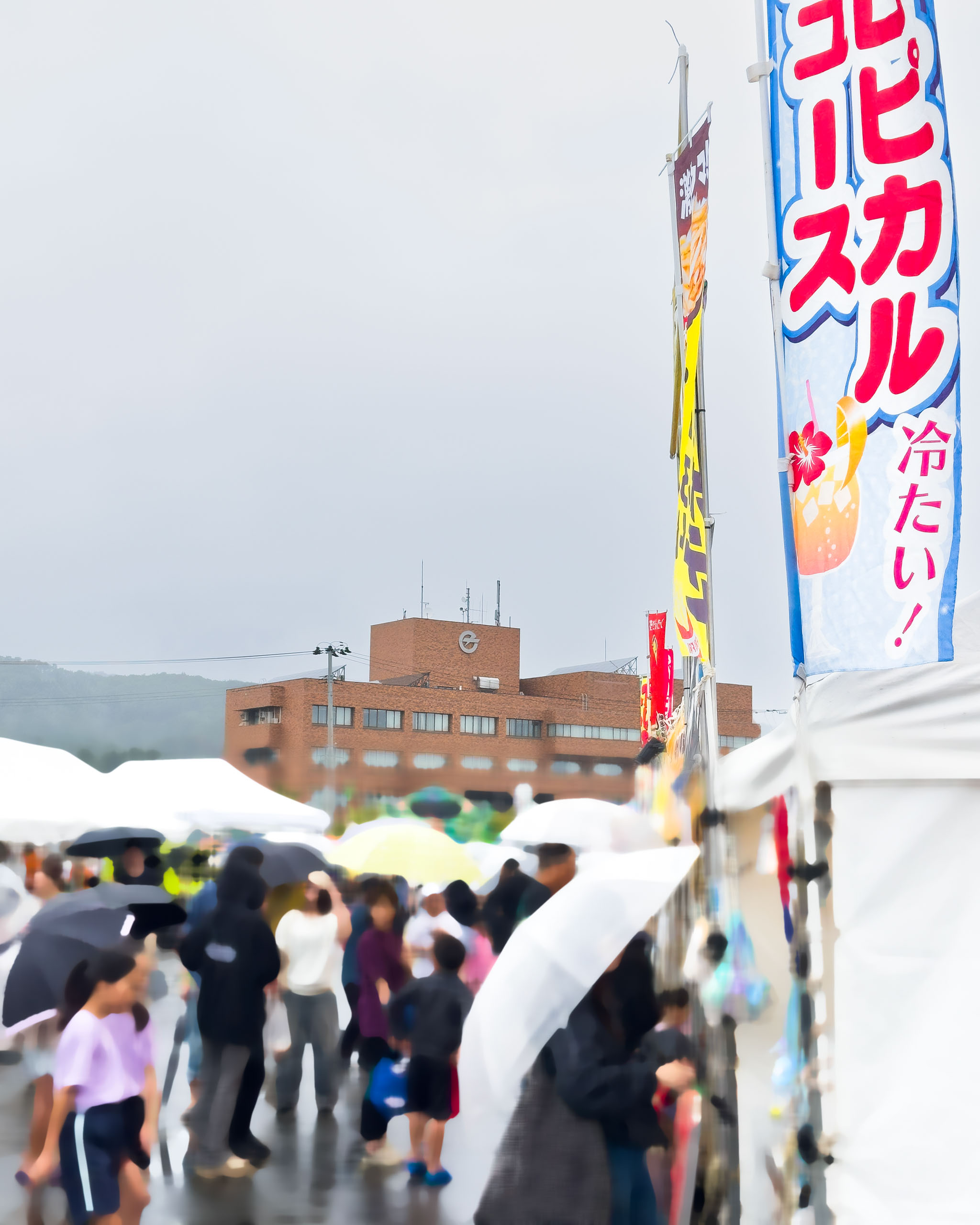 雨の中でにぎわう飲食ブース