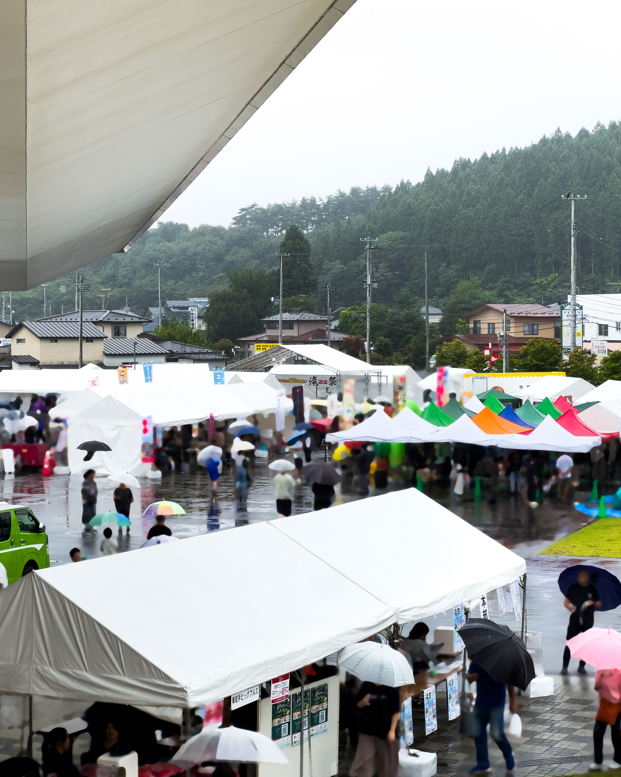 雨の中でにぎわう滝祭2日目の会場