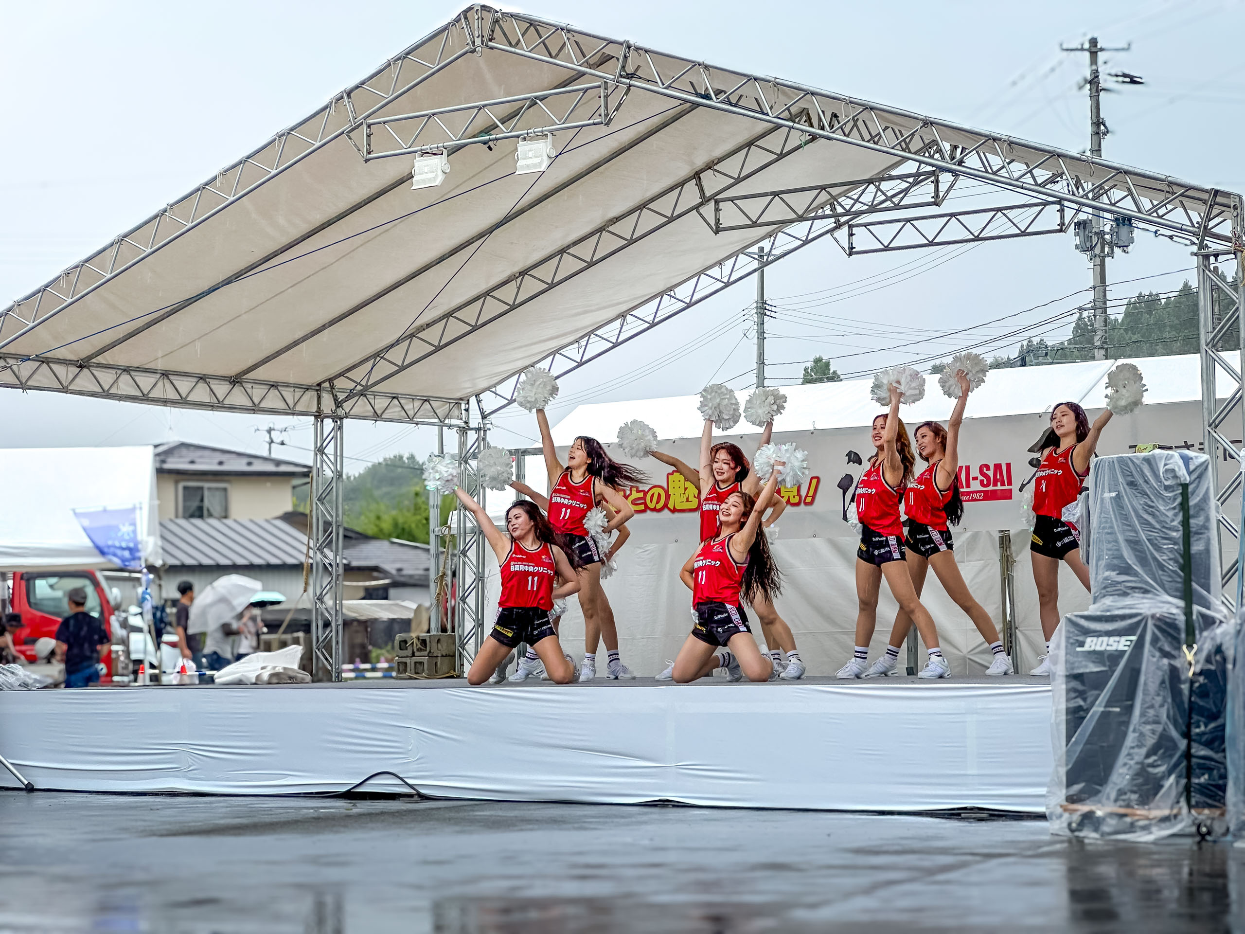 ポンポンを持ったチアダンスの演技