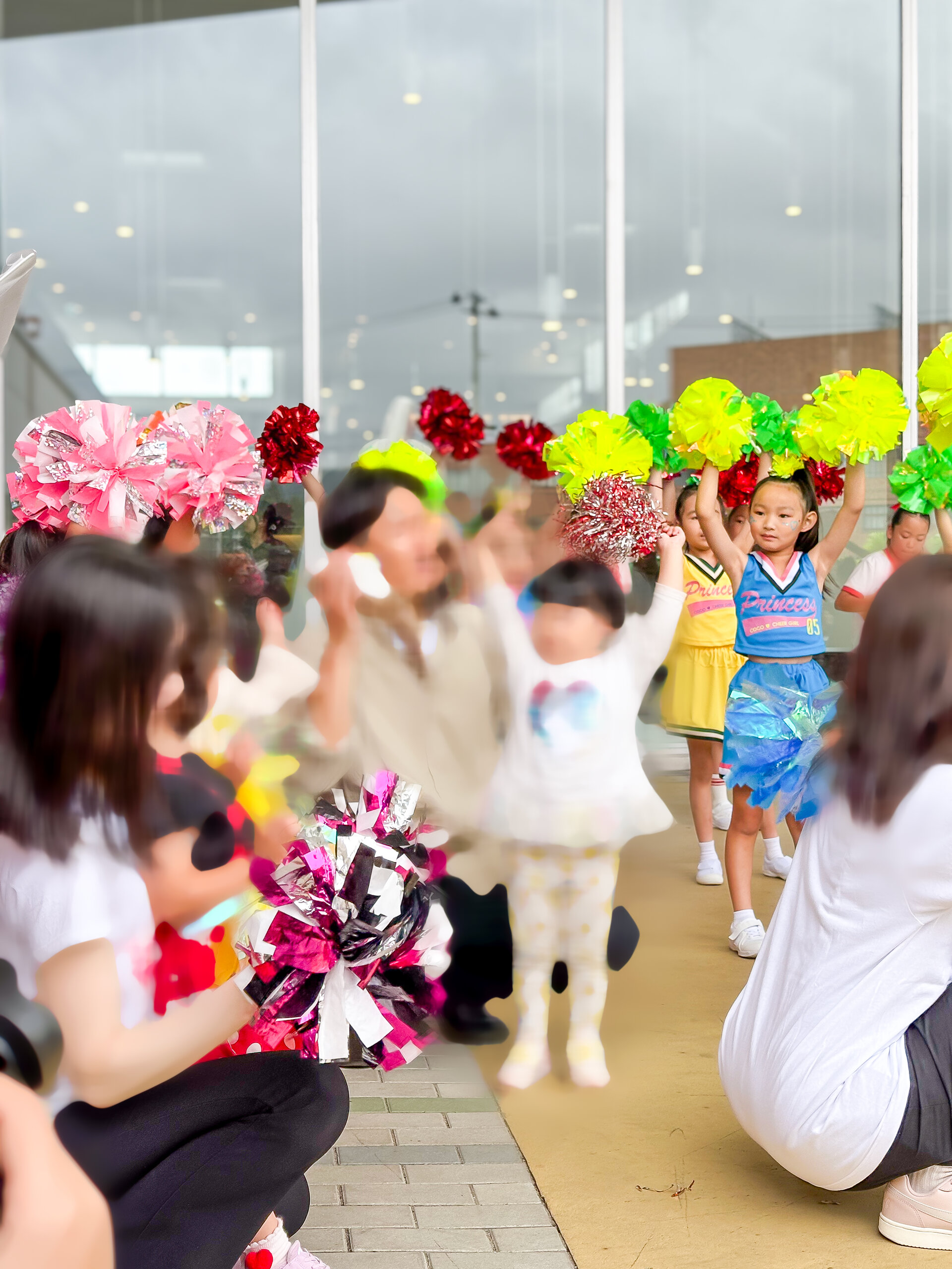 ポンポンを持って踊る子どもたち