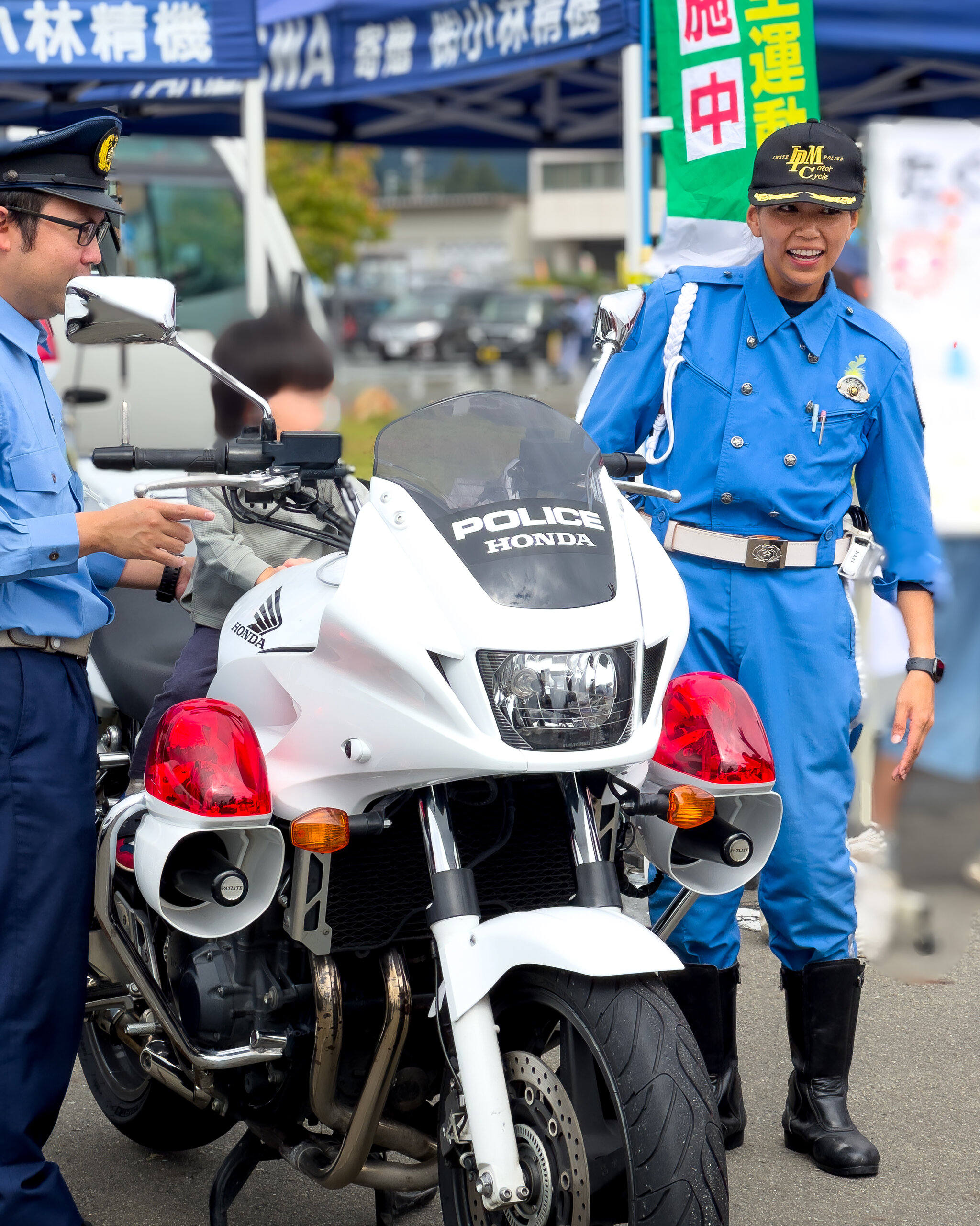 白バイと警察官