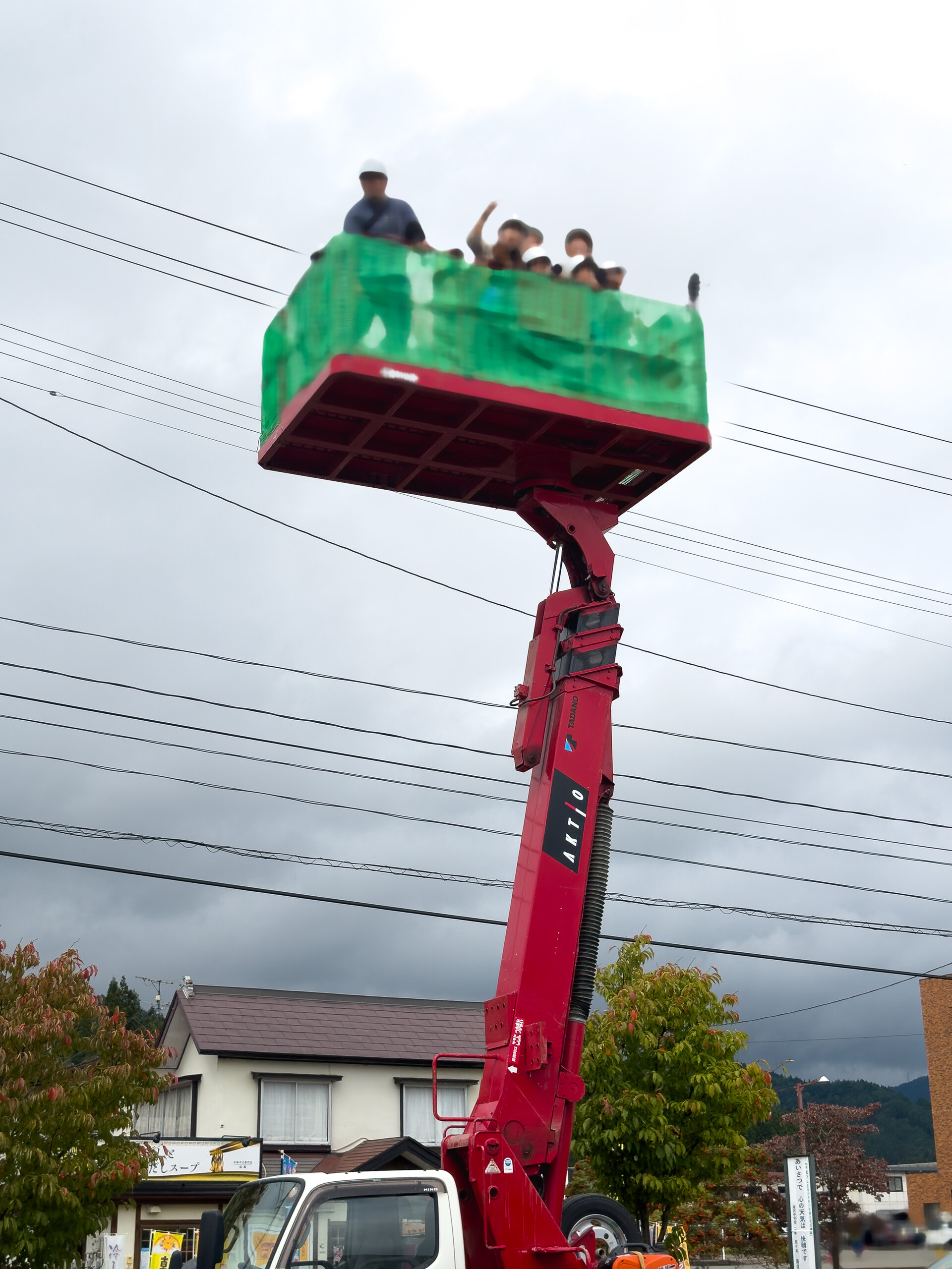 高く上がった高所作業車のバケット