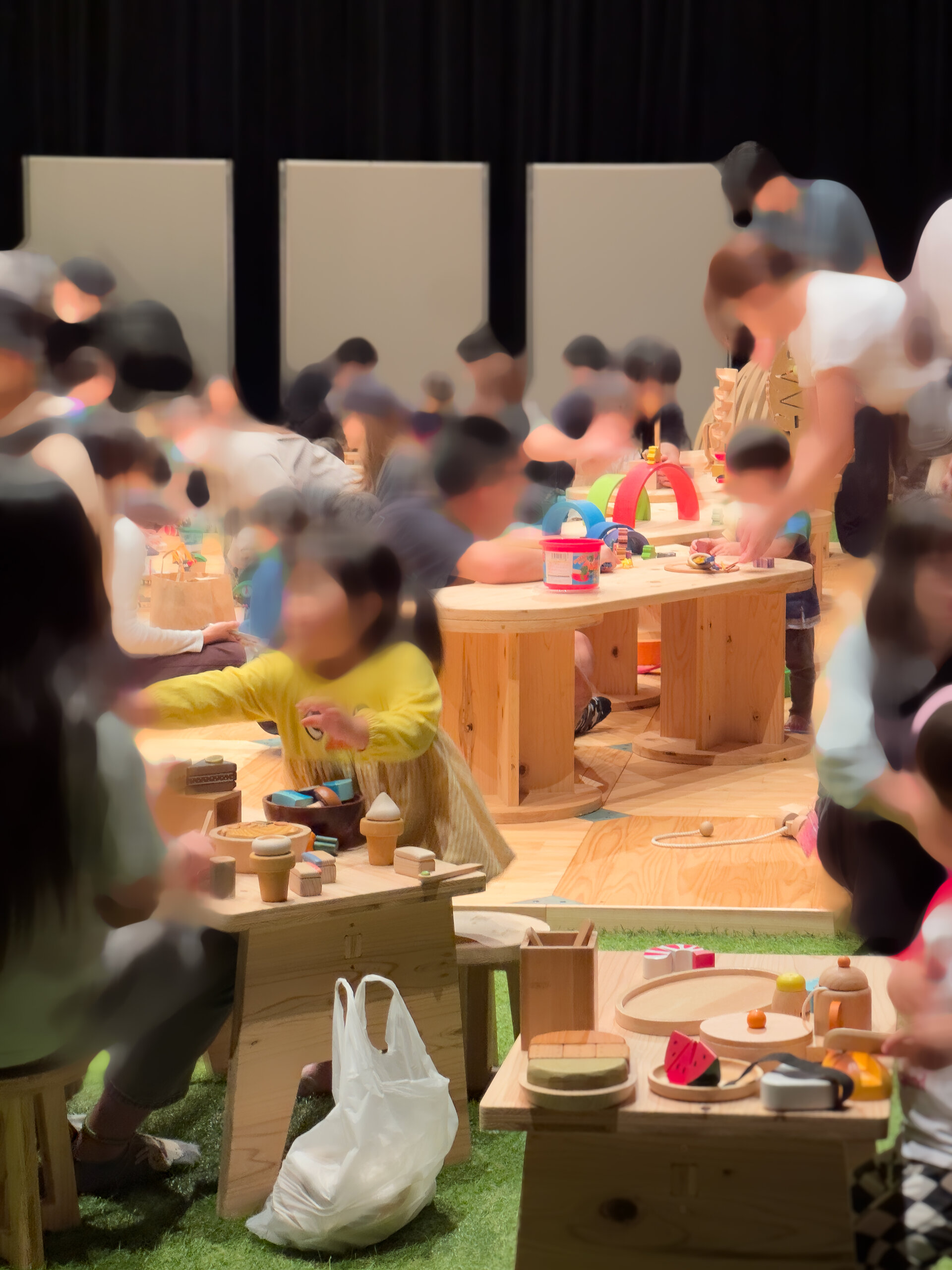 木のおもちゃでままごと遊び