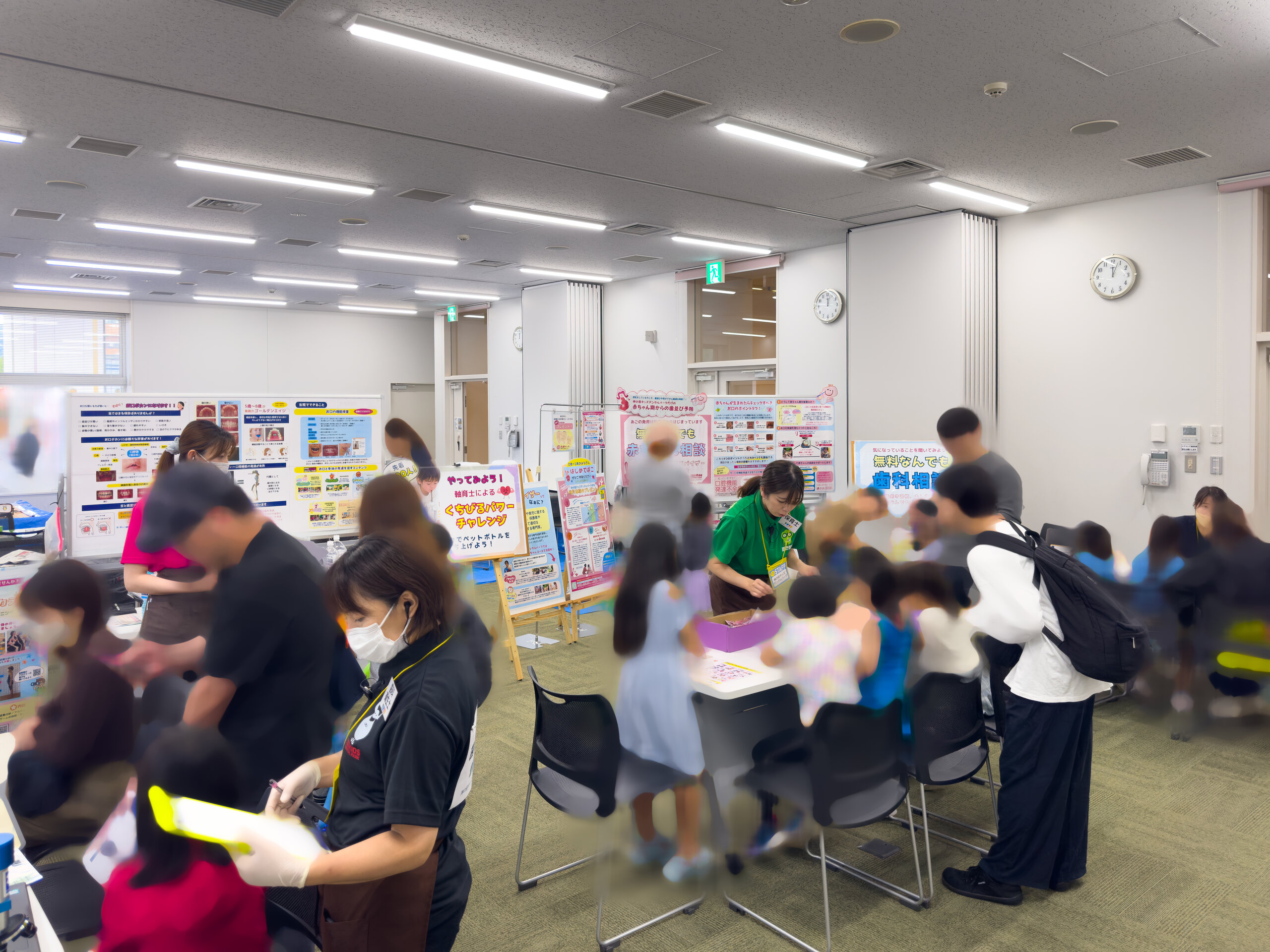 歯科相談やお口の体験ブースが並ぶ会場