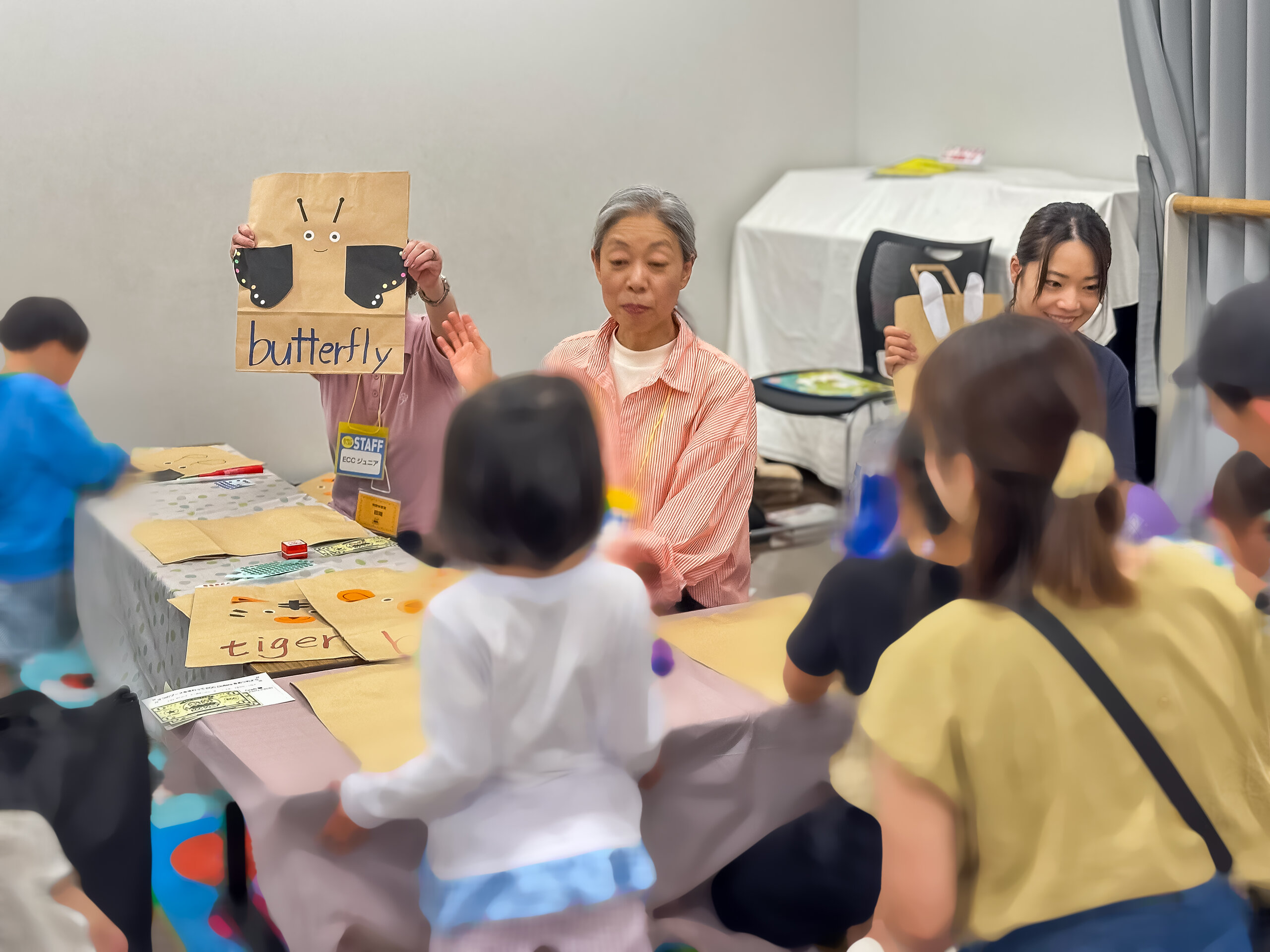 紙袋の工作を楽しむ親子