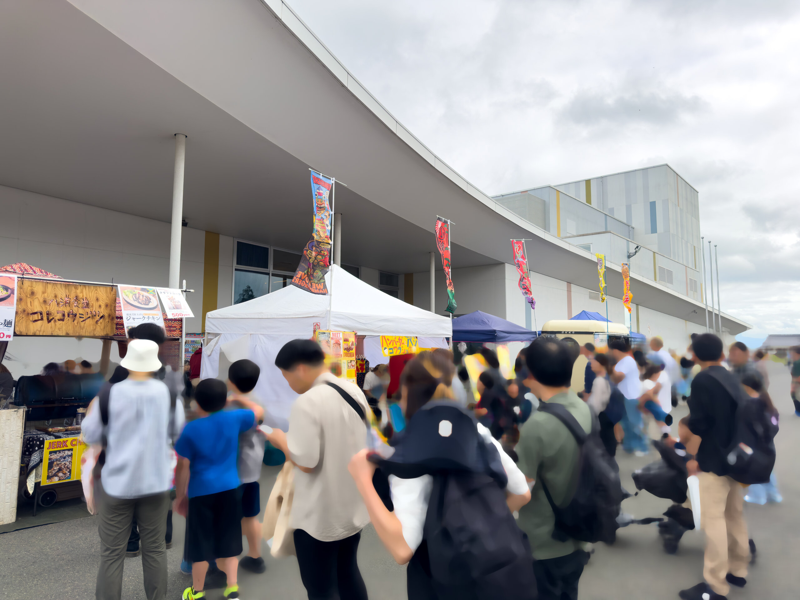 屋台とキッチンカーが並ぶ屋外のにぎわい