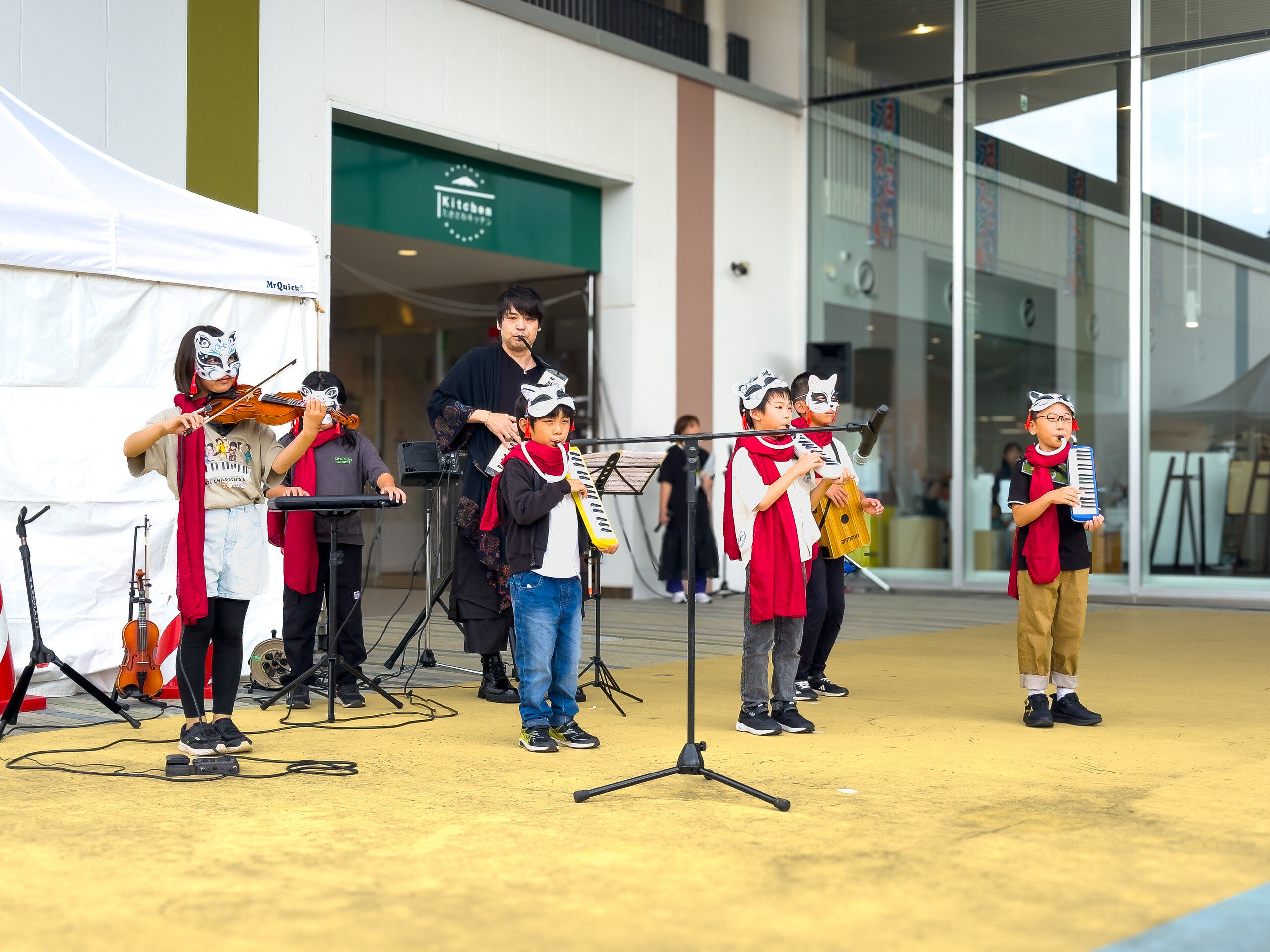 屋外ステージでの子どもたちの演奏