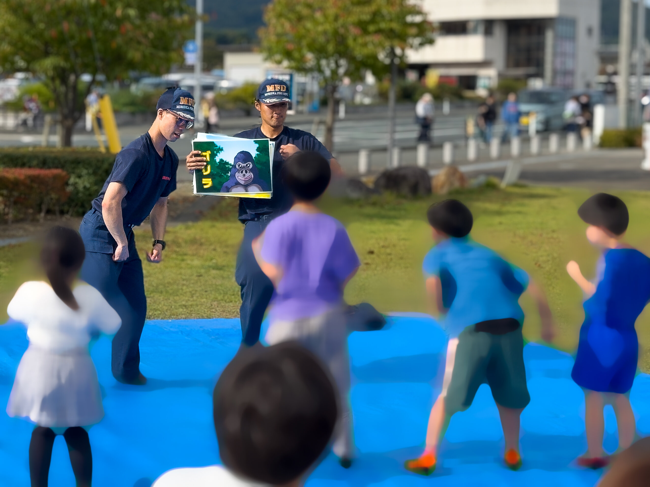 消防隊員と体を動かすゲーム