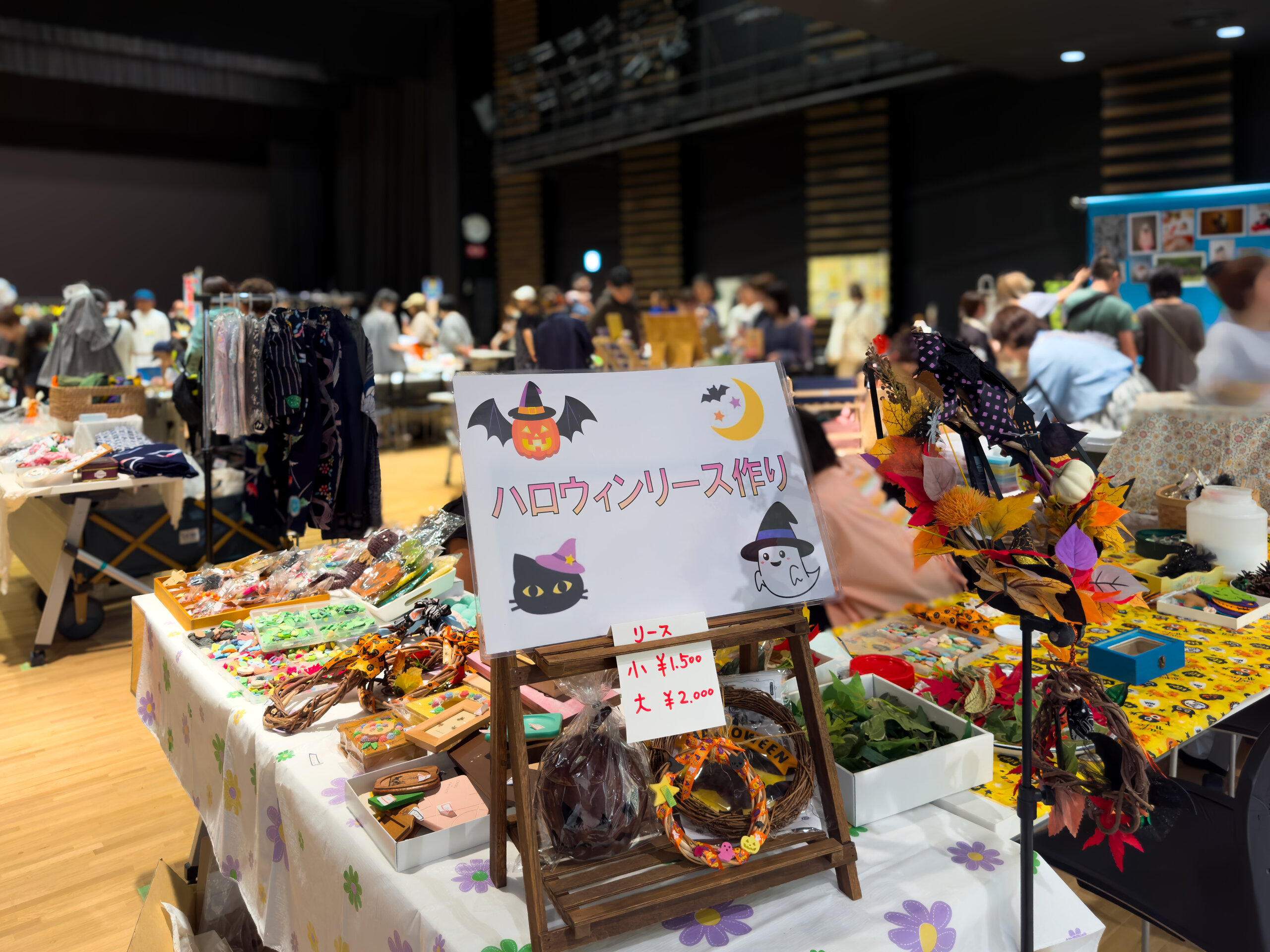 ハロウィンリースが並ぶマルシェのブース